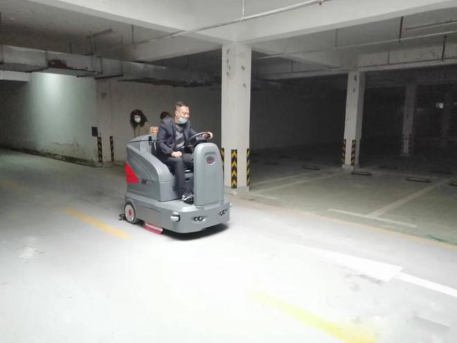 哈密小区物业保洁不用人力改用驾驶式洗地机了